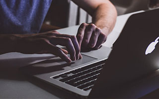 张馨予：英气如剑，柔美如水，笑容绽放出星光璀璨的独特光芒